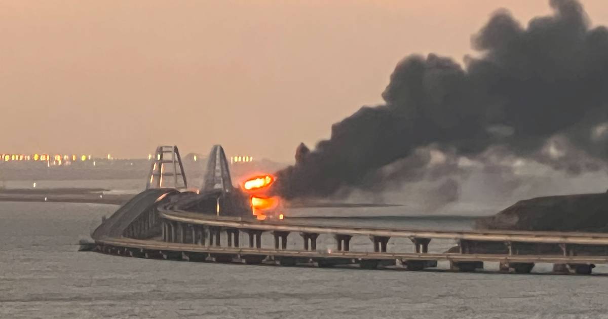 Explosie op belangrijke brug tussen De Krim en Rusland, deel wegdek weggeslagen