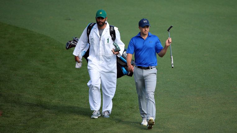 Jordan Spieth (rechts) met zijn caddie Michael Greller. Beeld AFP
