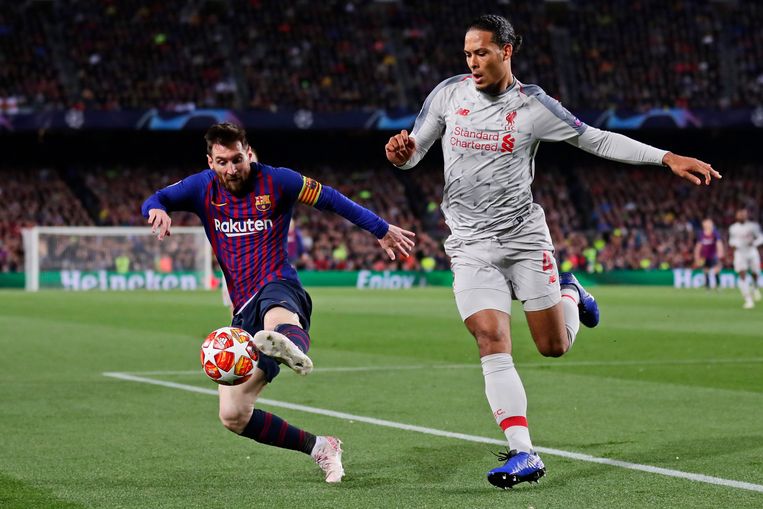 Virgil van Dijk in duel met Lionel Messi tijdens FC Barcelona-Liverpool (3-0) op 1 mei 2019.  Beeld AP
