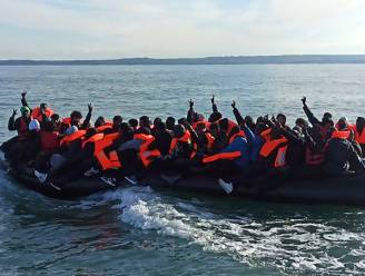 Franse hulpdiensten redden 66 migranten op Kanaal