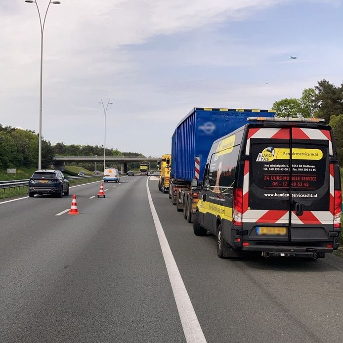 Vrachtwagen met klapband op A50 bij Son en Breugel zorgt voor file ...