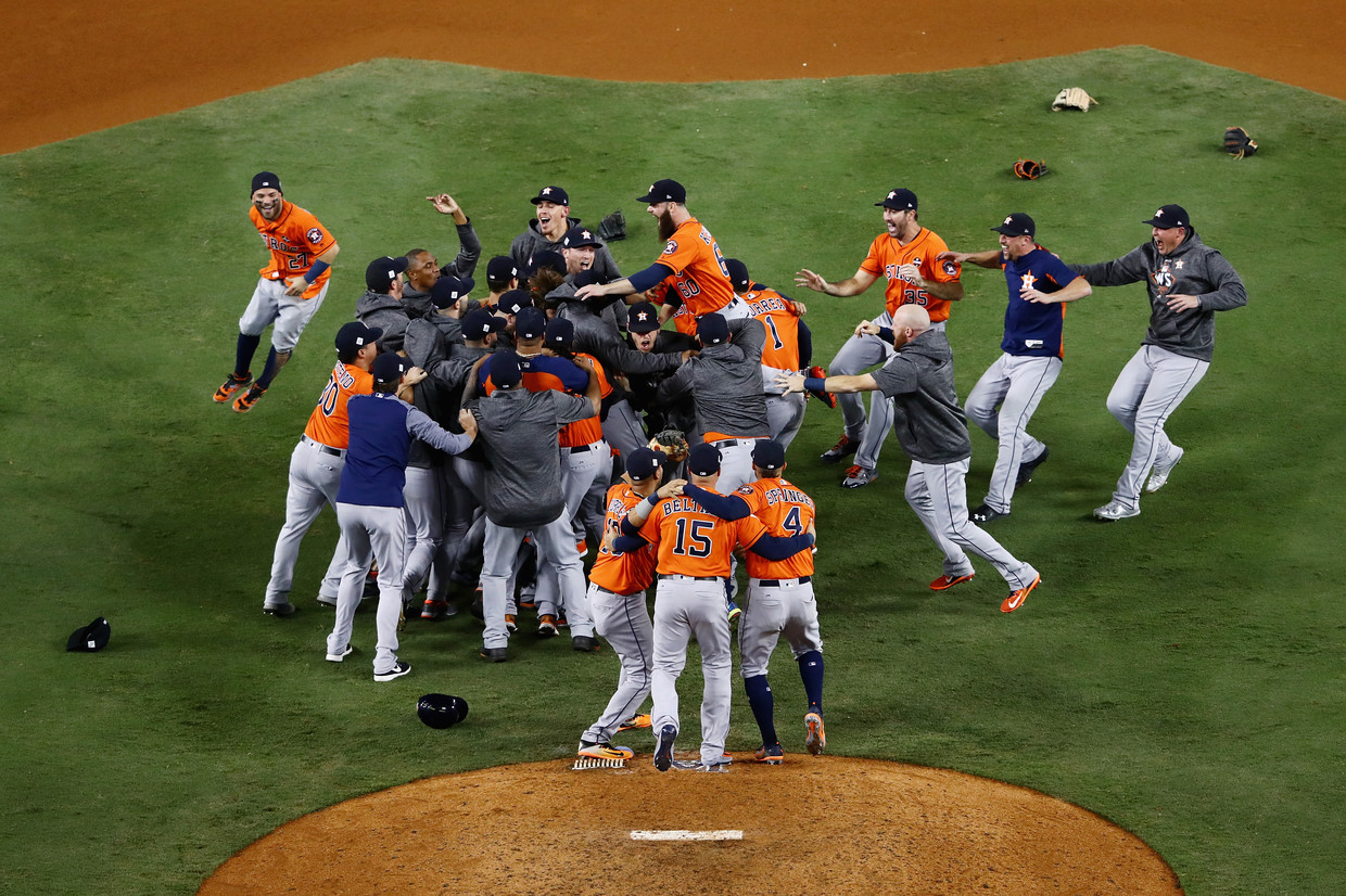 De Astros vieren de bevrijdende vierde overwinning in de World Series Beeld Getty Images