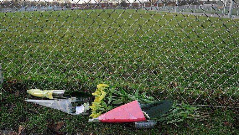 Bloemen voor de doodgeschopte Richard Nieuwenhuizen. Beeld reuters