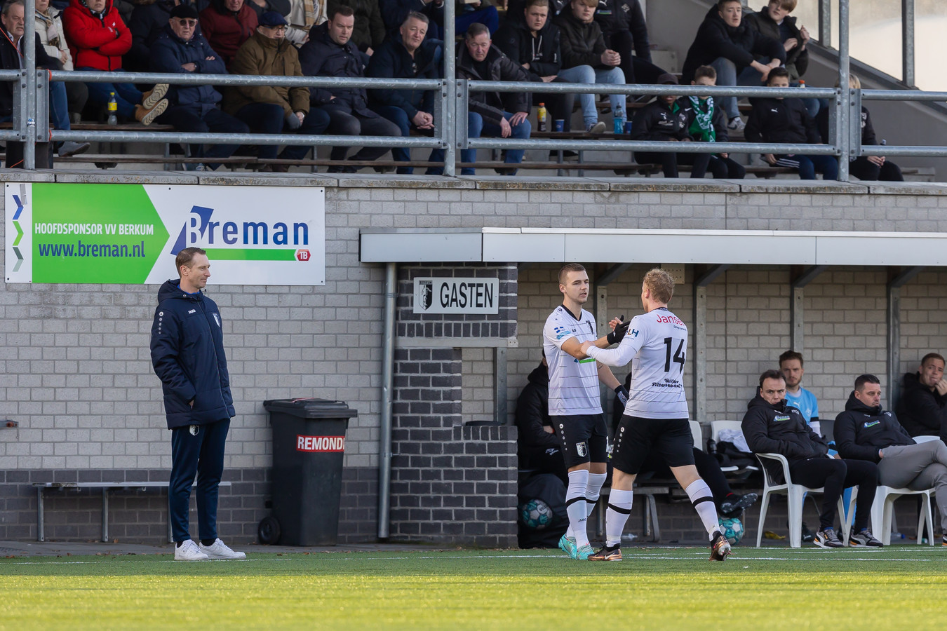 Een tevreden blik bij coach Arno Hoekstra als Lars Miedema zijn opwachting maakt in de tweede helft bij Berkum.