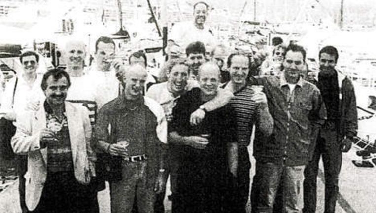 Op deze foto uit de jaren '90 staan de hoofdrolspelers uit 'de Groep Amsterdam'. Op de voorgrond in het zwart Stanley Hillis, met om zijn nek de arm van de inmiddels vermoorde Rick van de Bunt. Foto © Het Parool Beeld 