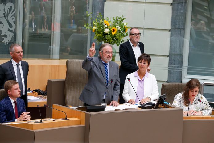 Herman De Croo (81) mocht door zijn anciënniteit de openingszitting van het Vlaams Parlement voorzitten.