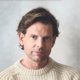 Schrijver Alex Schulman komt niet los van zijn kindertijd: ‘Dat is mijn grootste angst – die erfenis doorgeven’
