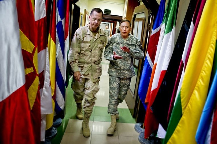 ISAF-commandant David Petraeus (r) en de Amerikaanse admiraal Mike Mullen in het ISAF hoofdkwartier in Kabul. Foto BrunoPress/UPI Beeld 
