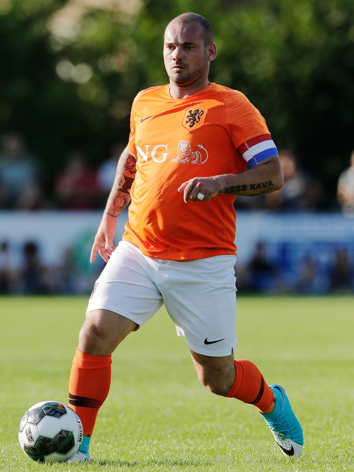 Wesley Sneijder op 'eigen' sportpark in actie als oud ...