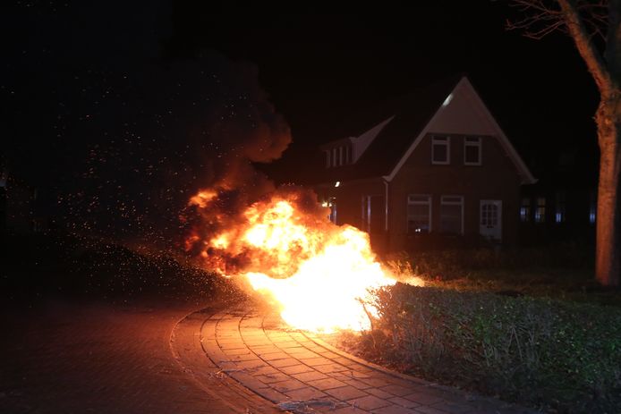 Politie Vindt Auto Vol Banden En Jerrycans In Brakel Mogelijk Bedoeld Voor Groot Vuur Bommelerwaard Bd Nl