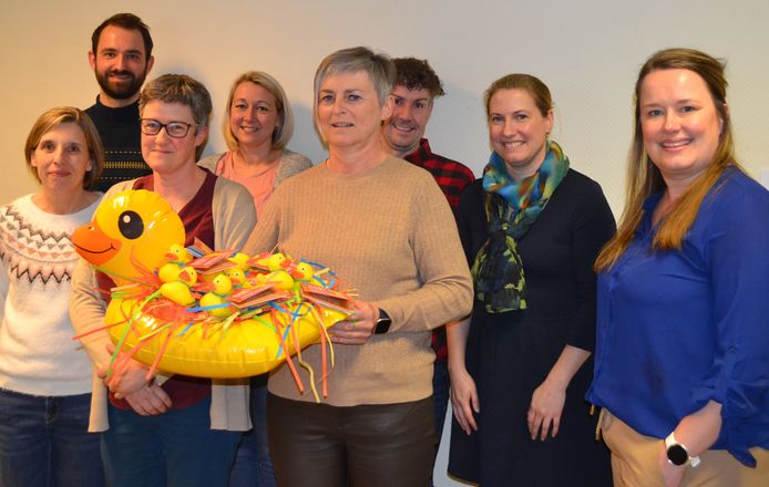 De gemeente Denderleeuw start met een digitaal kinderopvangloket dat alle kinderopvangfaciliteiten voor baby’s en peuters in Denderleeuw samenbrengt. Een badeendje moet het project in de kijker zetten.
