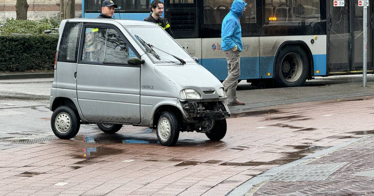 Brommobiel in de kreukels na botsing met lijnbus.