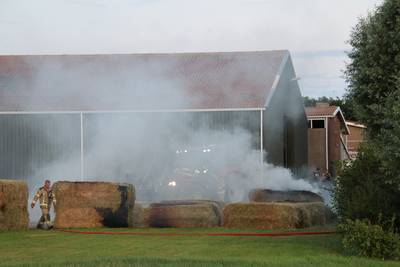Schuur met hooibalen in brand bij melkveehouder in Kerkwerve, koeien ongedeerd