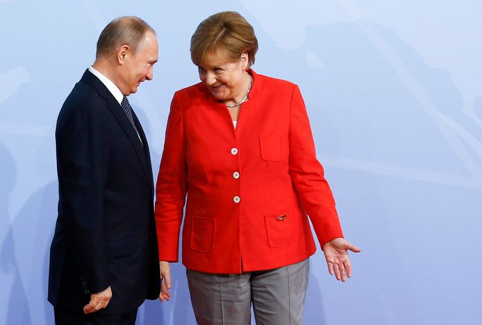 Vladimir Poetin (r) en Angela Merkel.