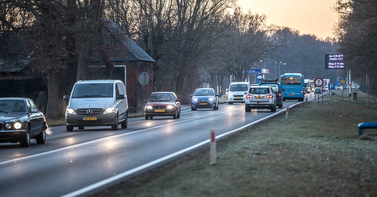 N35 tijdje dicht door ongeval met vier auto's.