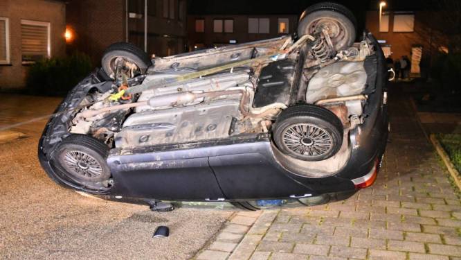 Auto vliegt over de kop in woonwijk in Axel, bestuurder gewond