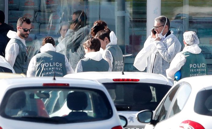 Forensische politie doen onderzoek aan de supermarkt.
