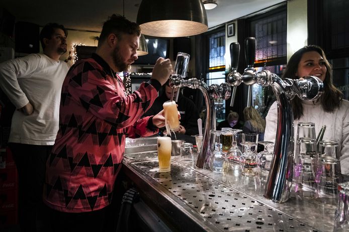 Gasten drinken hun drankje in een café in de Jordaan op 14 oktober, toen de laatste avond dat het kon.