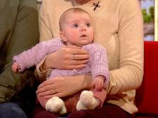Hilariteit in zwaar gesprek: baby van ernstig ziek stel laat wind en boer in nieuwsshow