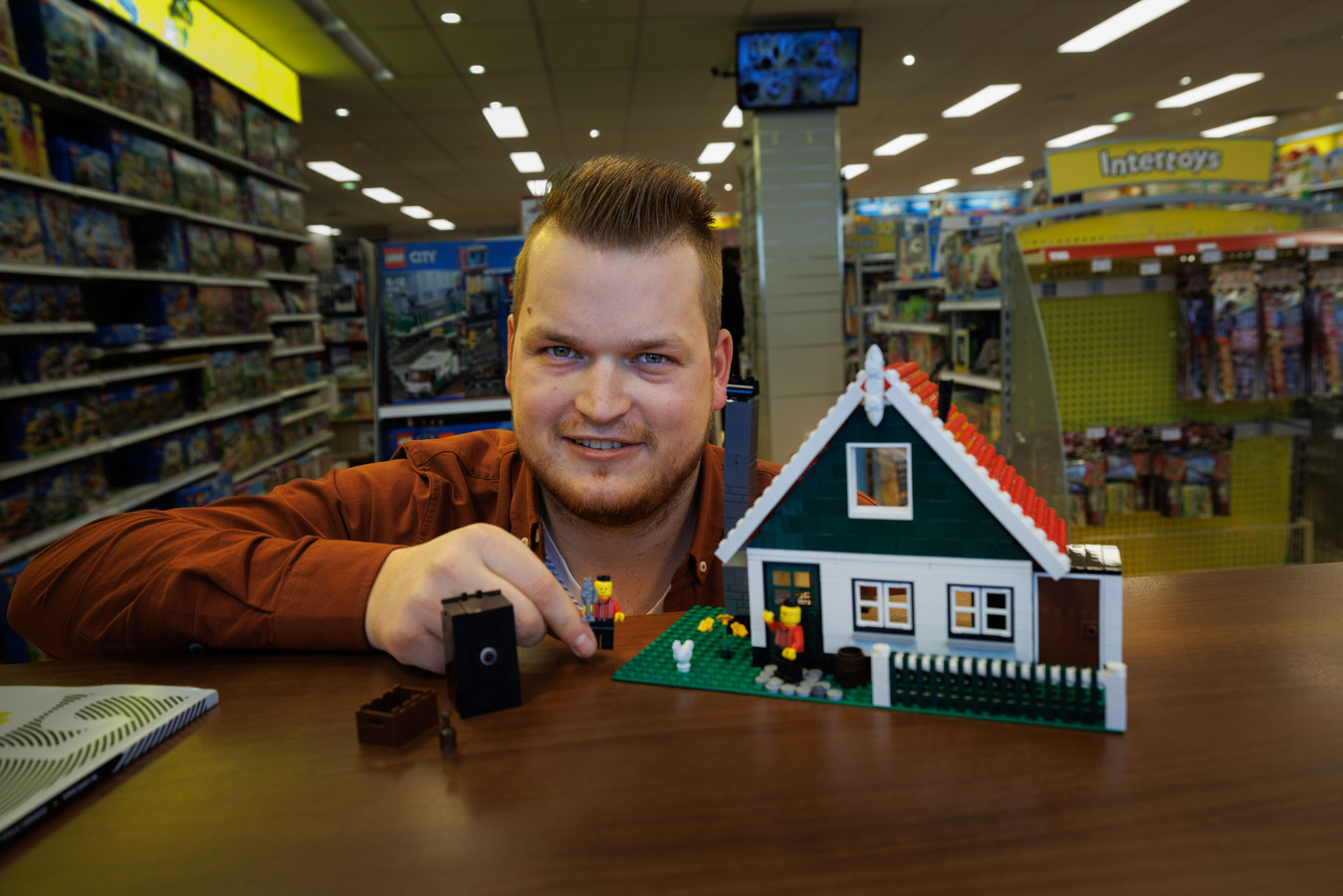 Michiel van den Berg bouwt met Lego eiland Urk van 1900 na: ‘Oma wist ...