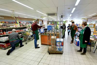 Vrijwillige buurtsuper zoekt scholieren, want corona zorgt voor topomzet