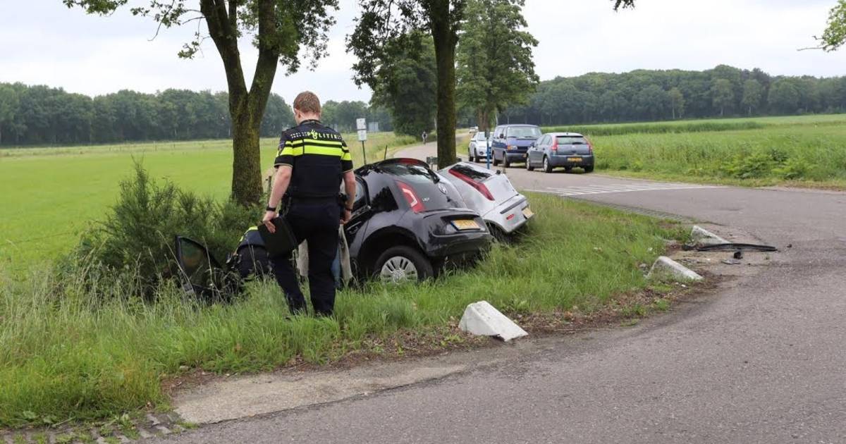Twee auto's in de sloot bij ongeluk in Bergeijk (video) Default ed.nl