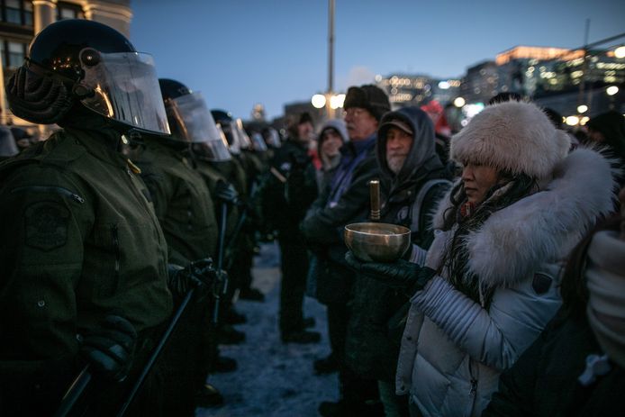 Demonstranten en politie tegenover elkaar in Ottawa.