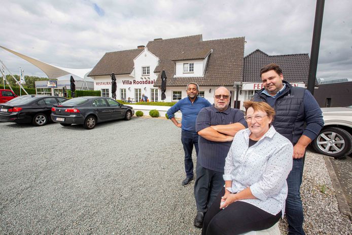 Bruno Landana (links) is klaar om te starten met chef-kok Alexandre Manceau (centraal) en personeelslid Anne-Marie Tilburgh (vooraan). Philippe Vandenberghe (rechts), zaakvoerder van Sofaplus en eigenaar van de site, is tevreden met de nieuwe invulling.