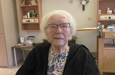 100-jarige Nelly is al ruim veertig jaar weduwe en werd zelf al drie keer bediend: ‘Maar ik ben er n