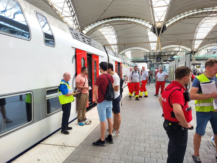 De trein bij aankomst in het station van Leuven. De hulpdiensten waren massaal aanwezig.