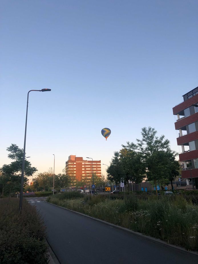 Buurtbewoners in de Gouverneur Holvoetstraat zagen de ballon gisteren rakelings over een woontoren vliegen.