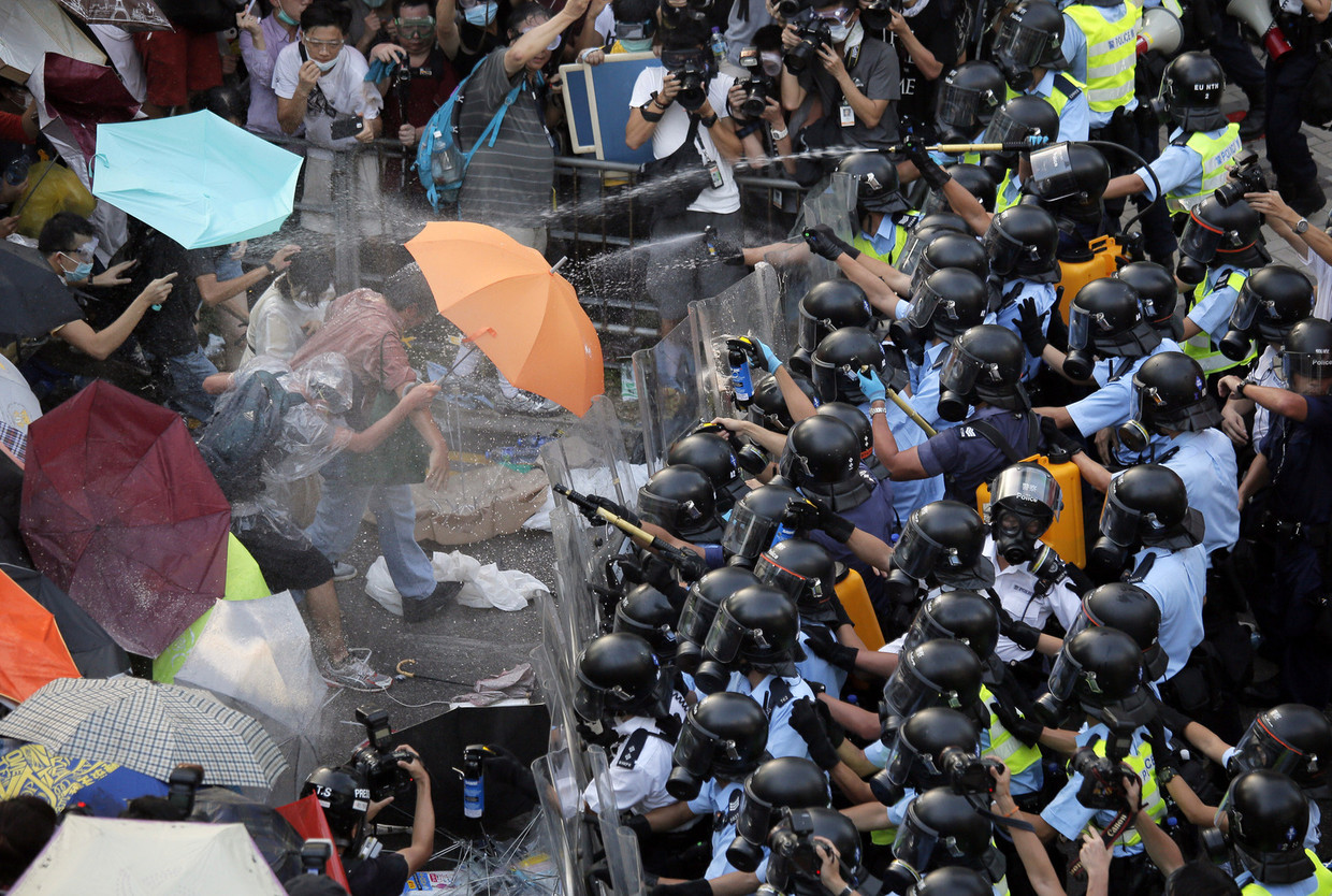 De politie in Hongkong zet pepperspray in nadat duizenden studenten de belangrijkste straat in het zakelijke district hebben bezet. Beeld ap