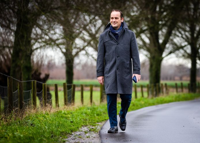 Burgemeester Bram van Hemmen wandelt elke werkdag een rondje Sint-Anthoniepolder tijdens de lockdown.