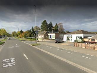 Motorfietser raakt levensgevaarlijk gewond na frontale botsing in Zulte