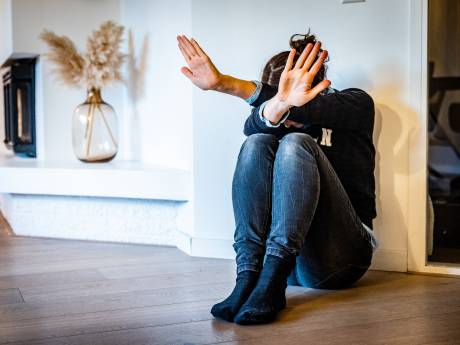 Man ‘trekt partner met riem om de nek omhoog’, omdat ze wat liever moet zijn voor hun konijn