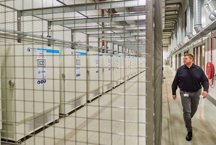 De vrieskasten bij Movianto in Oss waar het corona-vaccin bewaard gaat worden. Site-manager Michiel Heller loopt er langs.