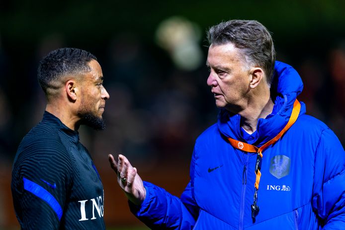 Louis van Gaal in gesprek met Arnaut Danjuma voor de interland tegen Montenegro.