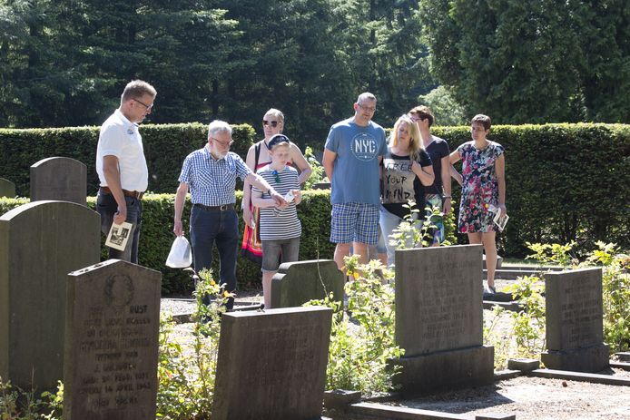 Een begraafplaats lijkt de ideale plek voor duurzaamheid. ,,Maar dat gaat niet vanzelf", zegt beheerder Tonnie Homan (links).
