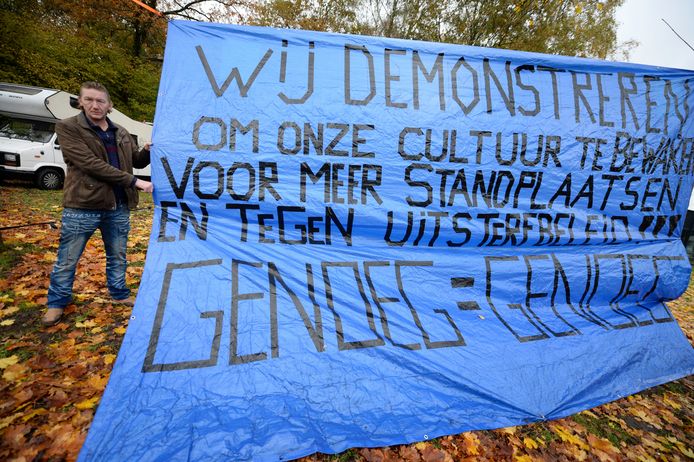 Herman Hendriks, een van de woonwagenbewoners die wacht op een plek.