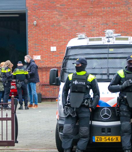 Twee arrestaties na geruchtmakende politie-inval bij autobedrijf in Apeldoorn