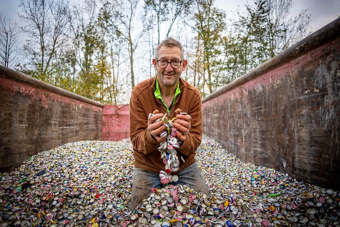 Jan Dragt zamelt bierdoppen in voor het Diabetes Fonds. Hij heeft intussen al meer dan 100.000 euro bij elkaar gespaard.