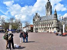 Niemand heeft het door: cijfer 4 op de klok van het stadhuis is verkeerd geschreven