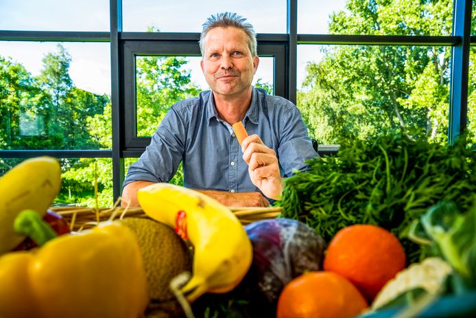 Hans Blonk eet een worteltje vers van het land, heel planetproof. Hij is oprichter van Blonk Sustainability, dat voedingsmiddelen analyseert op hun milieu-impact.