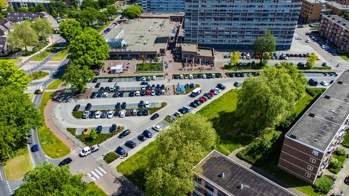 Winkelcentrum Keizerslanden, met rechts, tussen parkeerterrein en flat het grasland met bomen waar Aldi wilde bouwen.