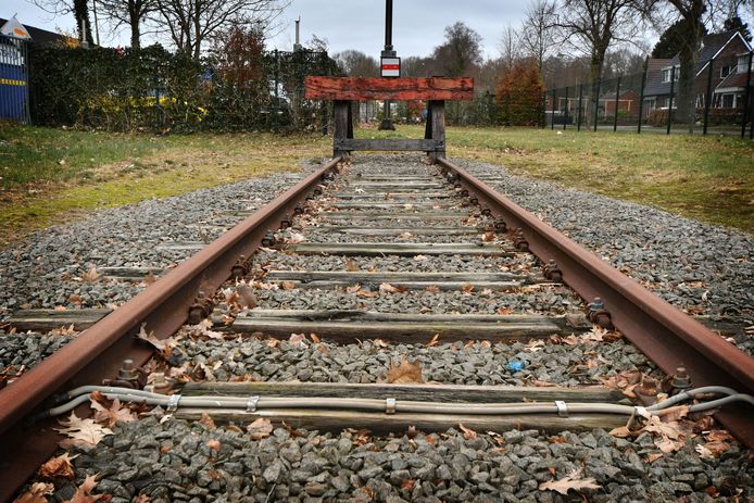 Een oud gedeelte memoreert aan de Nedersaksenlijn. De plannen om de lijn tussen Enschede en Groningen nieuw leven in te blazen zijn plots onzeker geworden.