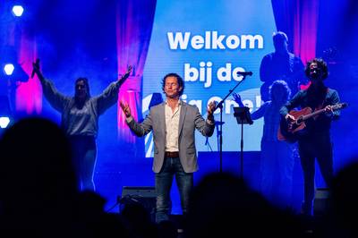 Zo’n 1250 Jubilee-kerkgangers komen samen in de feesttent waar ook de Top 100 wordt gehouden: ‘De me