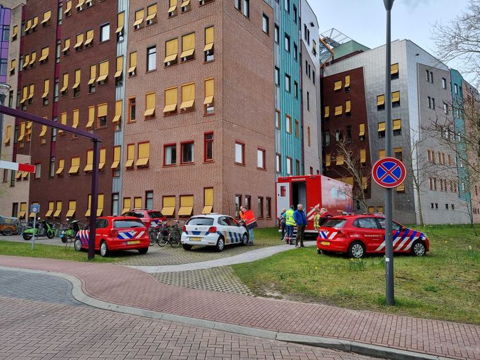 Meerdere brandweervoertuigen zijn aanwezig bij het Isala ziekenhuis in Zwolle, dat kampt met een technische storing.