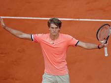 Zverev overtuigend naar tweede ronde in Parijs