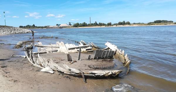 Dynamietschip in Rijn nu helemaal zichtbaar