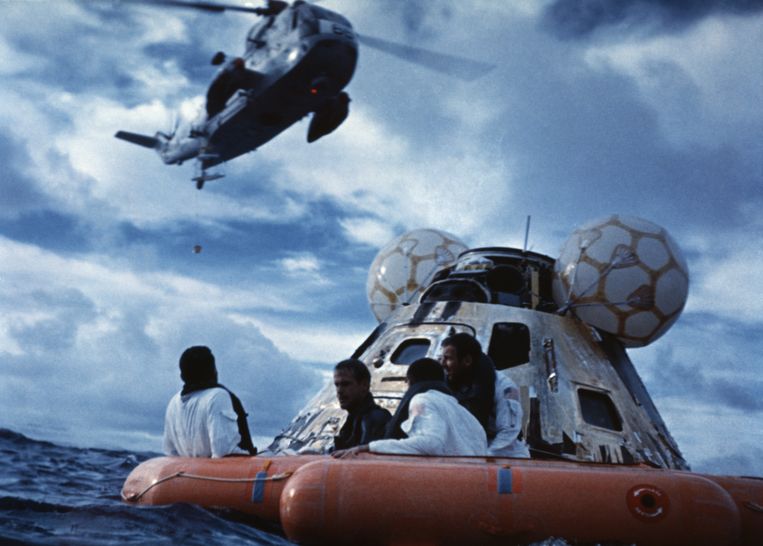 Een helikopter haalt de astronauten op na de succesvolle landing in de Stille Oceaan. Beeld Bettmann Archive